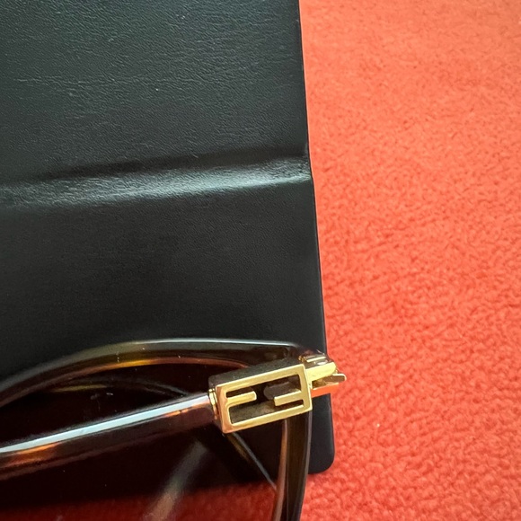 FENDI SUN GLASSES - Picture 3 of 7